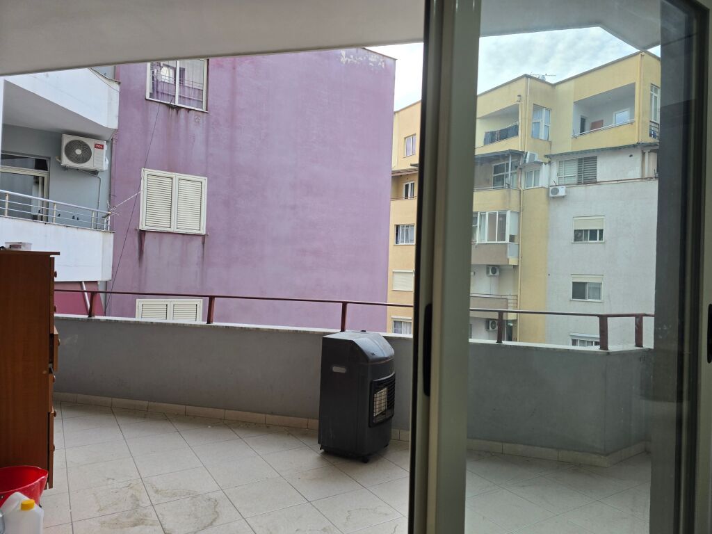 Jepet me qera 3+2 mobiluar ne fresk ashensor 45000 lek
