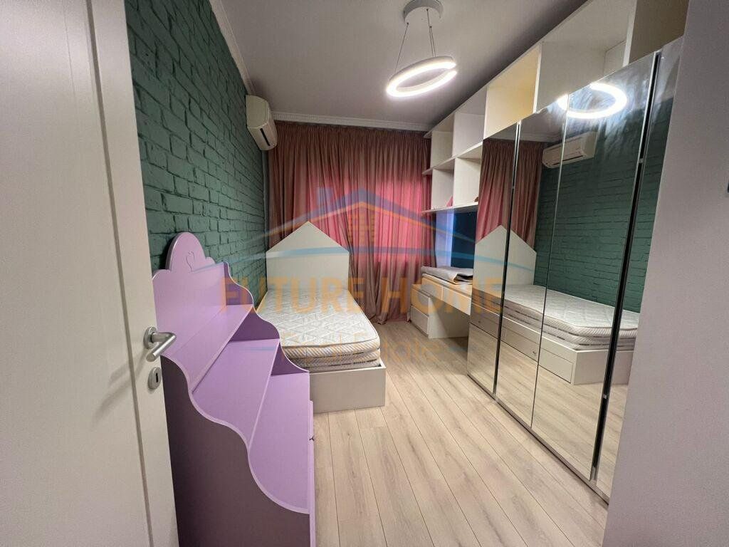 Shitet, Apartament 2+1+2, ish Parku i Autobuzave,Tiranë