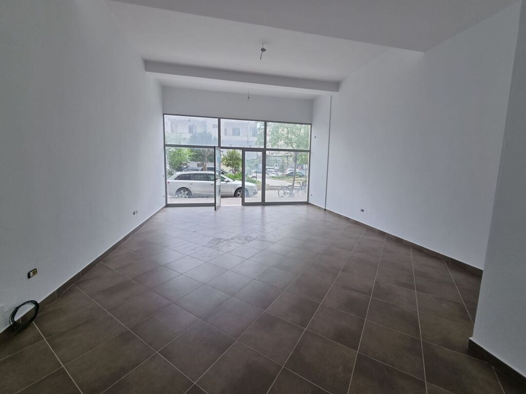 SHOP FOR RENT 52M2 ASTIR