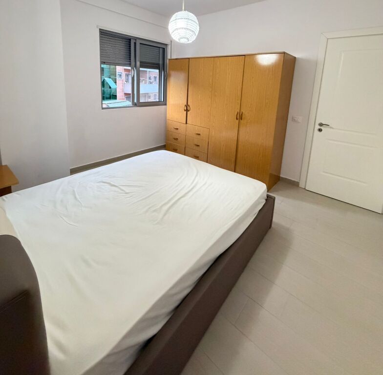 Jepet me qera Apartamenti 2+1 , tek Kopshti Botanik prane Xhamise 400 mije leke