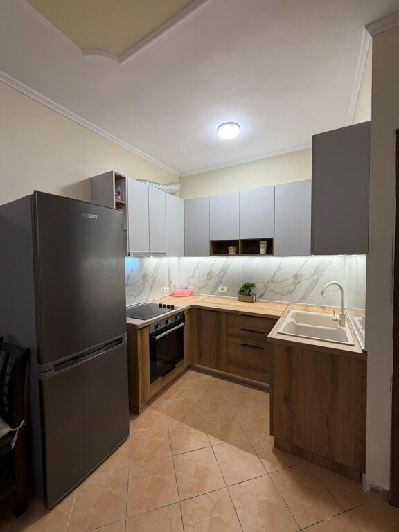 Ish Restorant Durresit,Rr.Ferit Xhajko,jepet me qera apartament 1+1, i mobiluar.48,000Leke