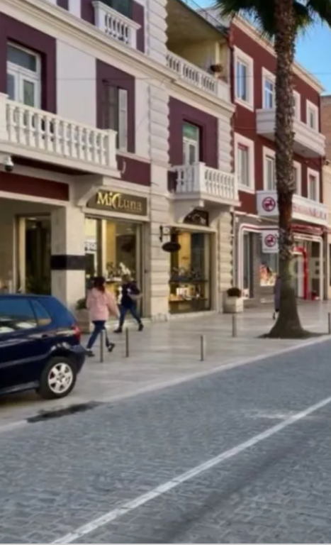 Vendesi due ville adiacenti l'una all'altra sul viale principale