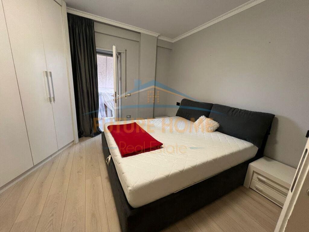Shitet, Apartament 2+1+2, ish Parku i Autobuzave,Tiranë