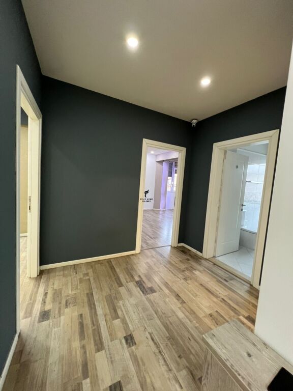 UFFICIO IN AFFITTO 110M2 PIAZZA WILLSON 140.000 LEKE FH-72511