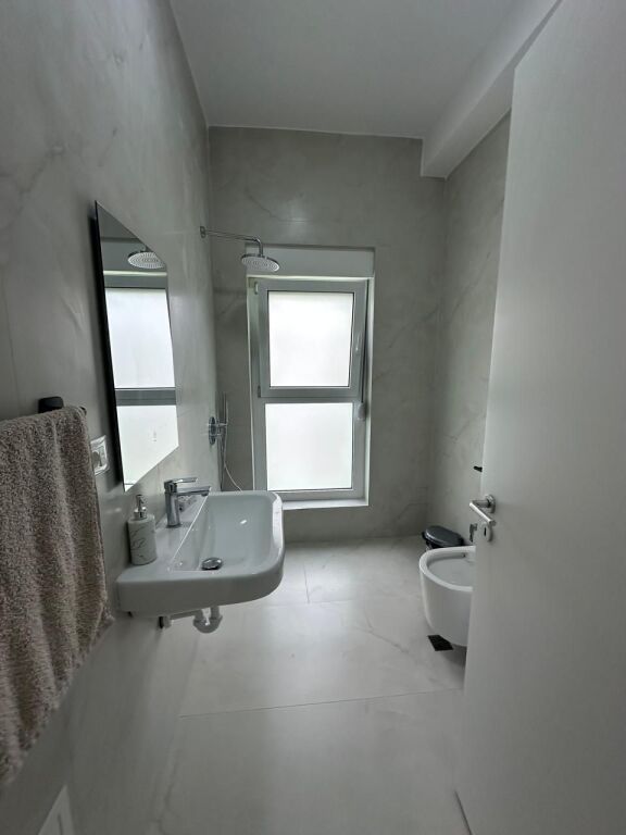 🏢In the Ali Demi area, Rezidenca Kadiu offers for rent a 1+1 apartment, newly furnished. 45,000Leke