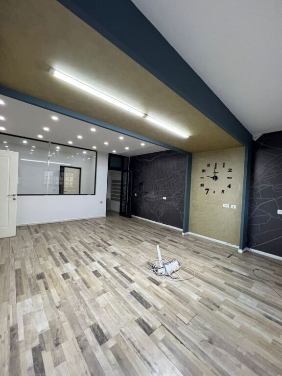 UFFICIO IN AFFITTO 110M2 PIAZZA WILLSON 140.000 LEKE FH-72511