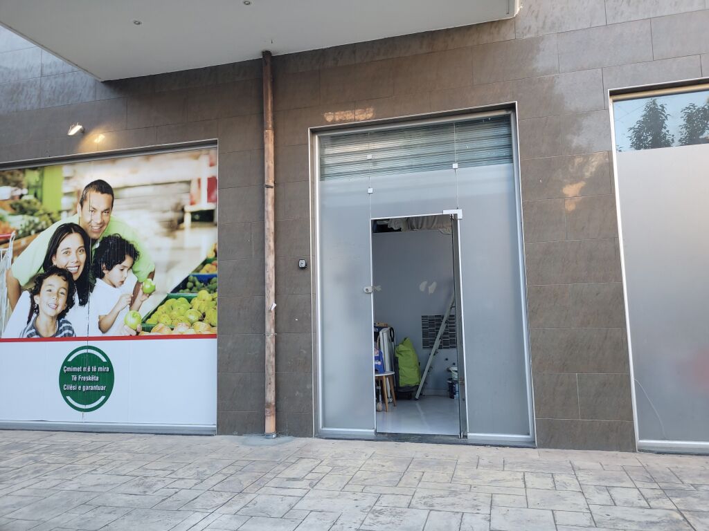 Shitet njesi  sherbimi mbrapa  hotel Mondialit  