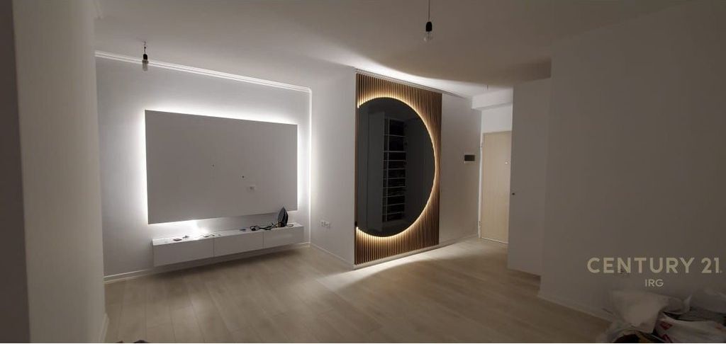 VENDESI APPARTAMENTO 1+1 ALLA RESIDENZA "TRIPOD" !!