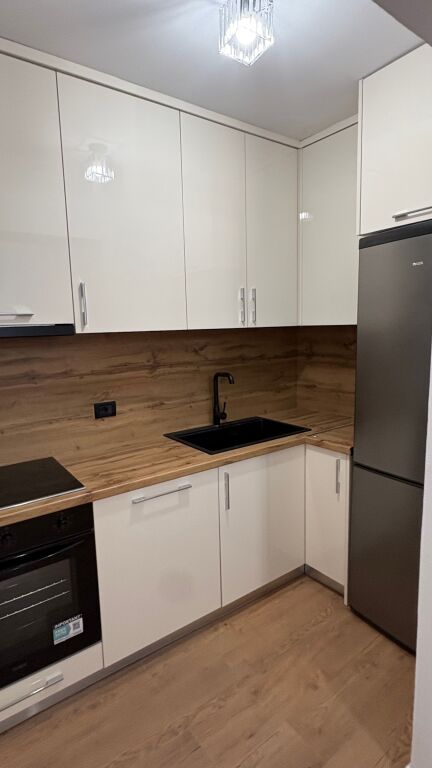 Jepet me qera apartament 1+1 i mobiluar tek Rruga Irfan Tomini