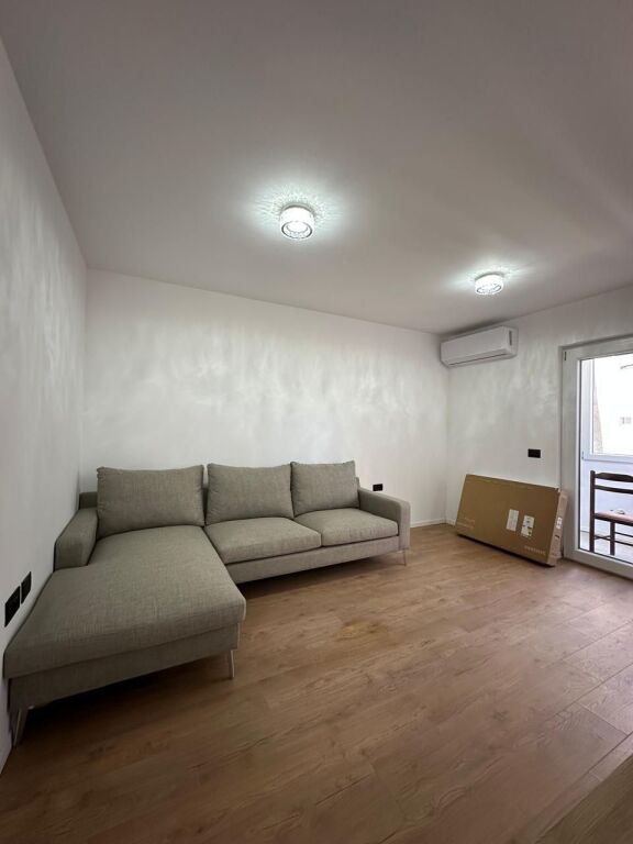 Shitet Apartament 1+1_Tek Pallati me Shigjeta