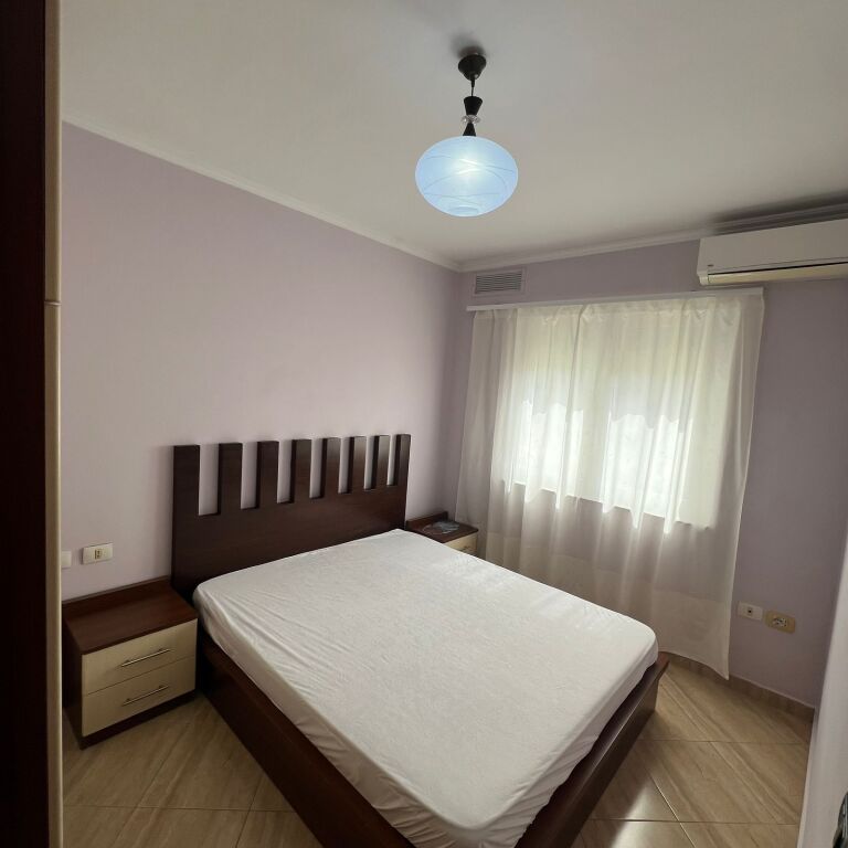 🏢Prane Fakultetit e Mjeksise,Rruga e Dibres jepet me qera apartament 1+1, i mobiluar.45,000Leke
