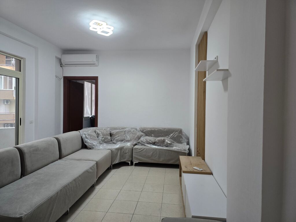 Jepet me qera 3+2 mobiluar ne fresk ashensor 45000 lek