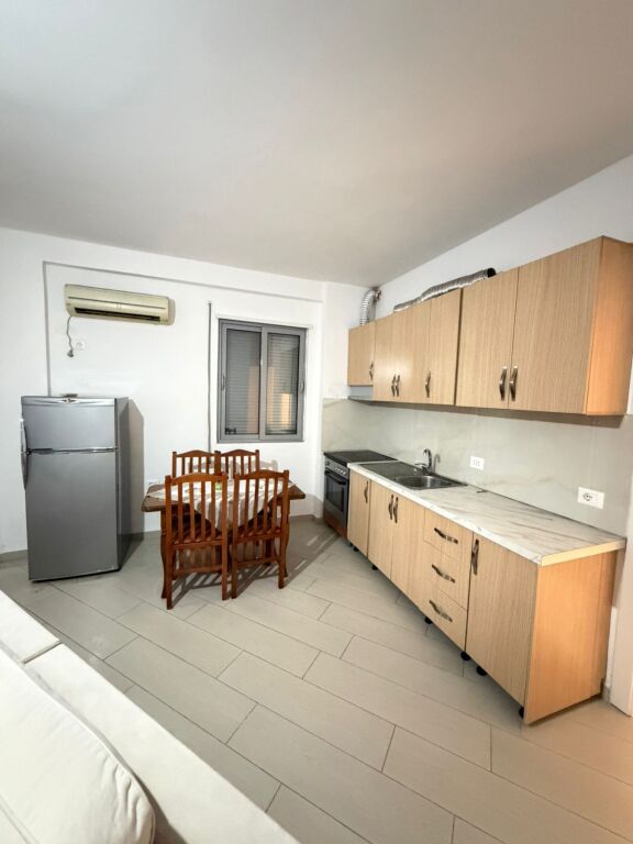 Jepet me qera Apartamenti 2+1 , tek Kopshti Botanik prane Xhamise 400 mije leke