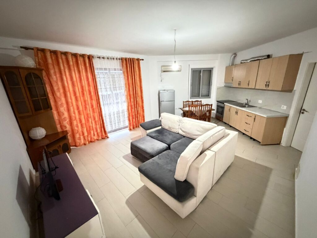 Jepet me qera Apartamenti 2+1 , tek Kopshti Botanik prane Xhamise 400 mije leke