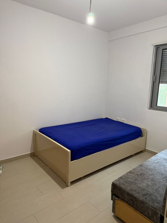 Jepet me qera Apartamenti 2+1 , tek Kopshti Botanik prane Xhamise 400 mije leke
