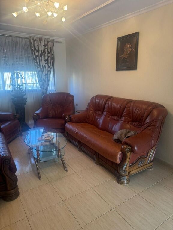 Jepet  me qira 1+1 Rr.Kongresi i Manastirit 40.000 leke