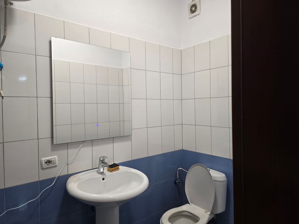 Jepet me qera 3+2 mobiluar ne fresk ashensor 45000 lek