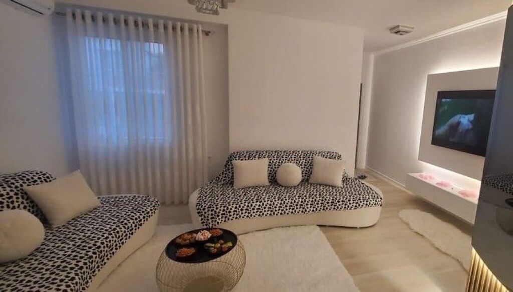 VENDESI APPARTAMENTO 1+1 ALLA RESIDENZA "TRIPOD" !!