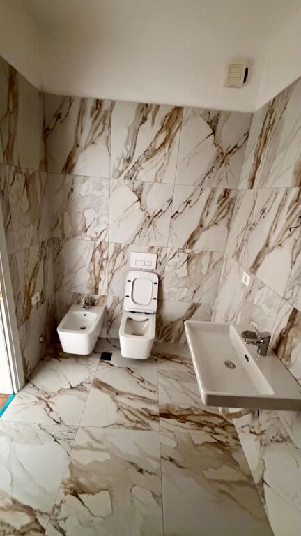 Shitet apartament 2+1 ne Bulevardin e Ri  " Orbital 1  ". 208.000 euro