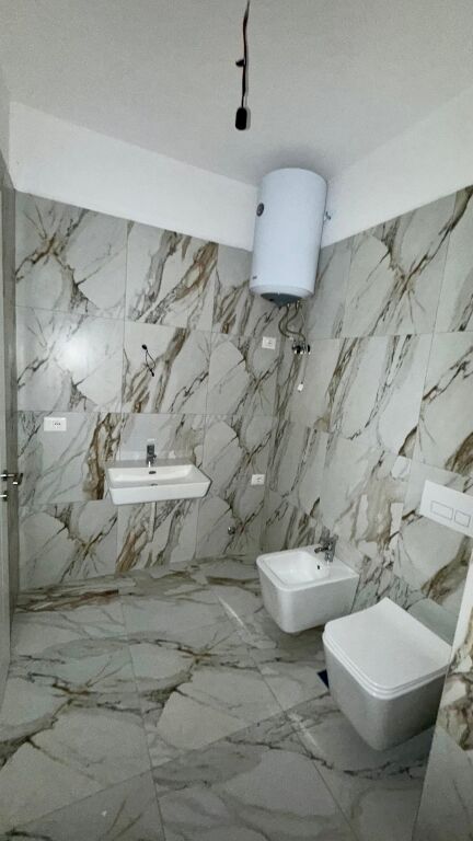 Shitet apartament 2+1 ne Bulevardin e Ri  " Orbital 1  ". 208.000 euro