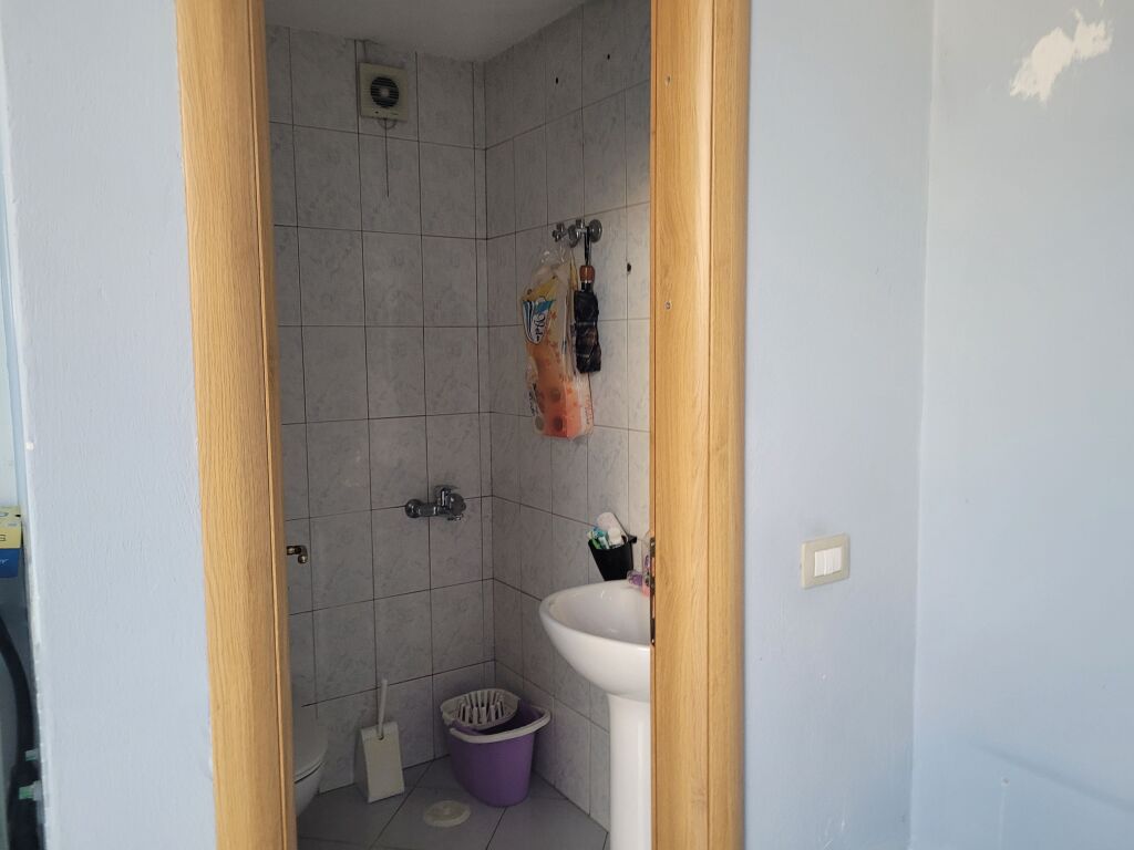 Shitet njesi  sherbimi mbrapa  hotel Mondialit  