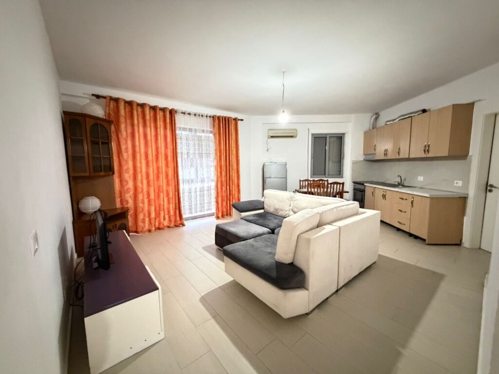 Jepet me qera Apartamenti 2+1 , tek Kopshti Botanik prane Xhamise 400 mije leke