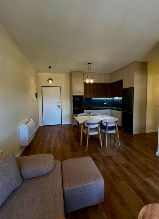 Jepet me Qera Apartament 2+1+2+Post në Rrugen 5 Maj.