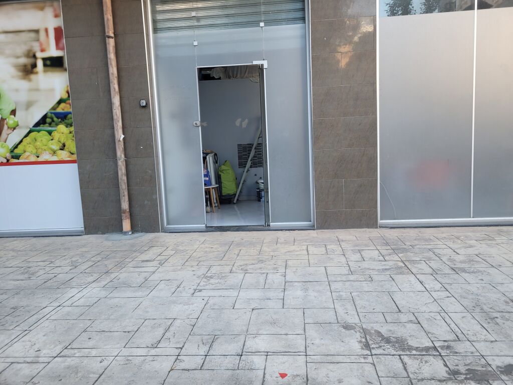 Shitet njesi  sherbimi mbrapa  hotel Mondialit  
