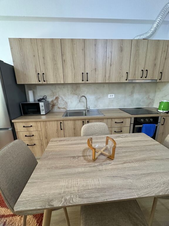 Jepet me qira 1+1 ne kompleksin Mangalem/Ali Dem 🏷️40.000Leke