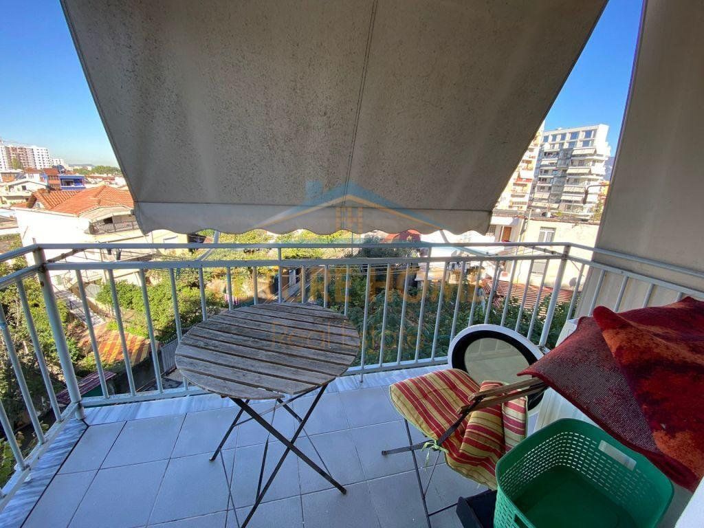 Shitet, Apartament 2+1+2, ish Parku i Autobuzave,Tiranë