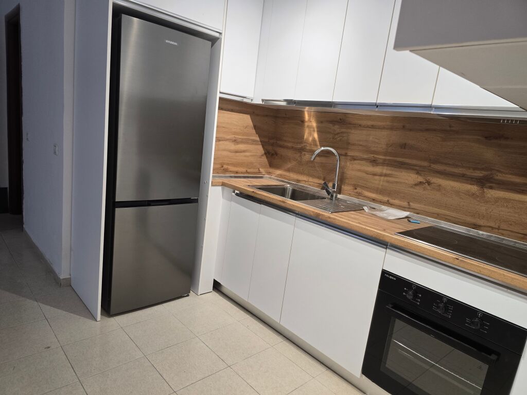 Jepet me qera 3+2 mobiluar ne fresk ashensor 45000 lek