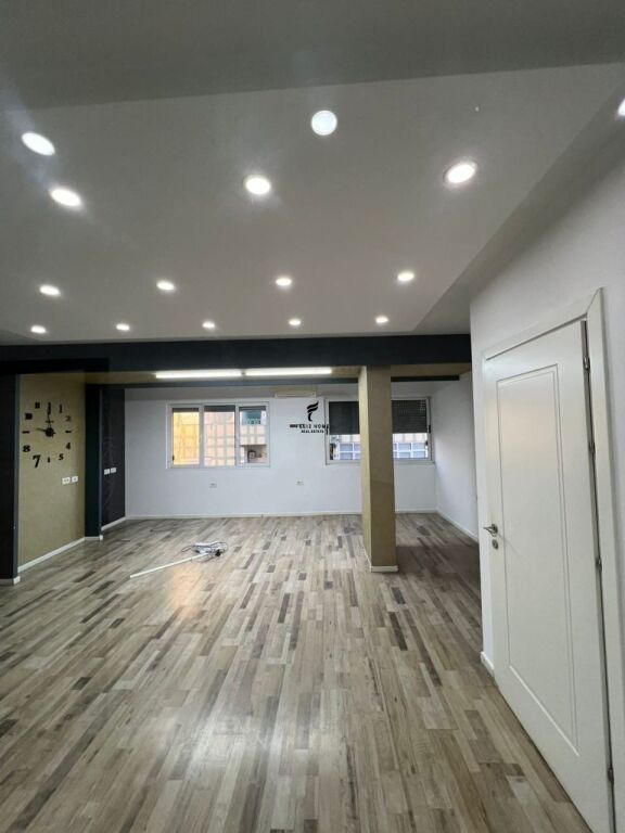 UFFICIO IN AFFITTO 110M2 PIAZZA WILLSON 140.000 LEKE FH-72511
