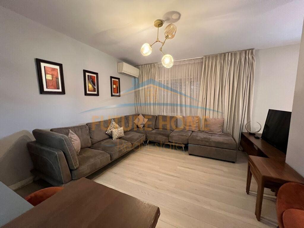 Shitet, Apartament 2+1+2, ish Parku i Autobuzave,Tiranë
