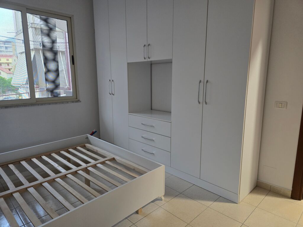 Jepet me qera 3+2 mobiluar ne fresk ashensor 45000 lek