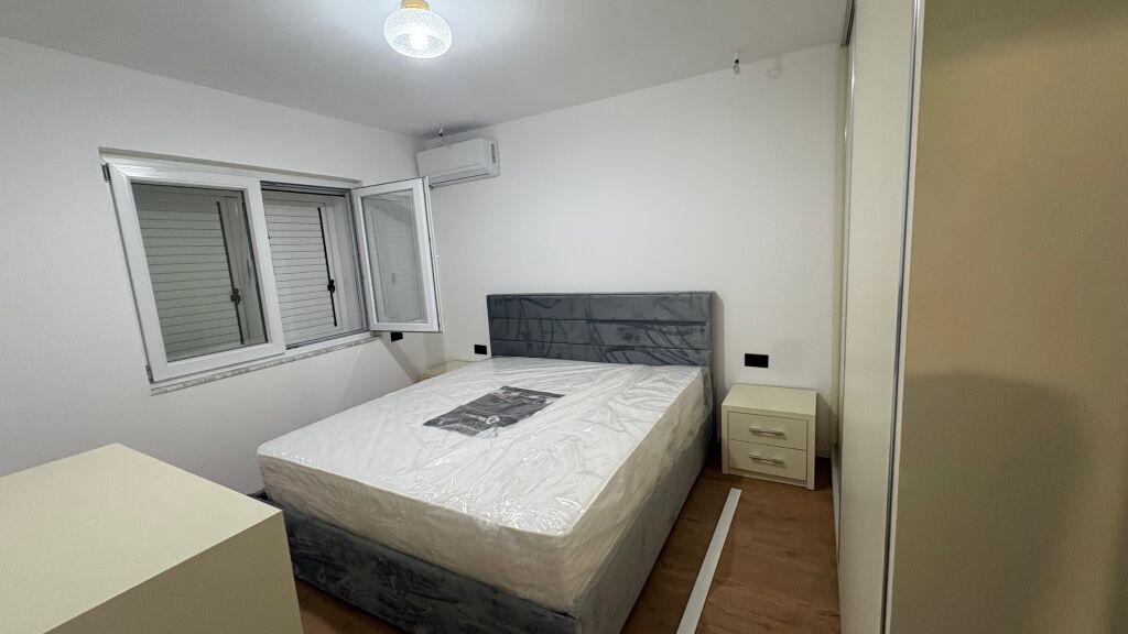Jepet me qera apartament 1+1 i mobiluar tek Rruga Irfan Tomini
