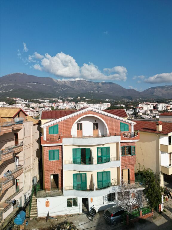 Vilë në shitje (gjysma e vilës)