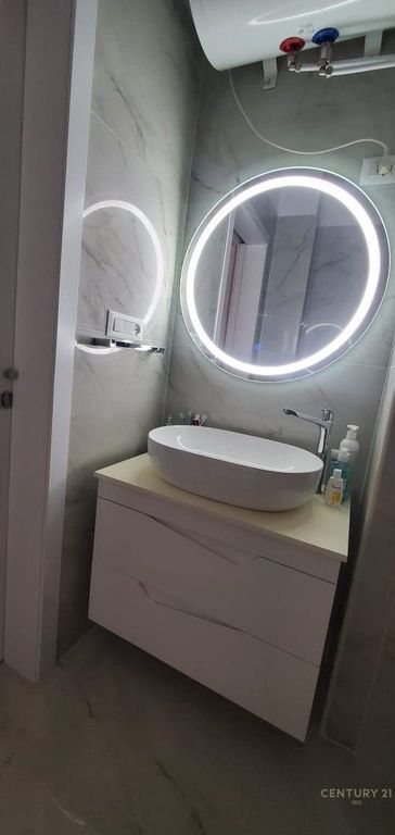 VENDESI APPARTAMENTO 1+1 ALLA RESIDENZA "TRIPOD" !!