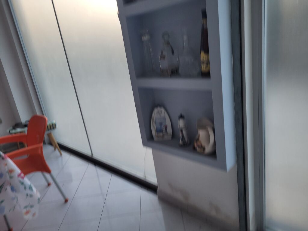 Shitet njesi  sherbimi mbrapa  hotel Mondialit  