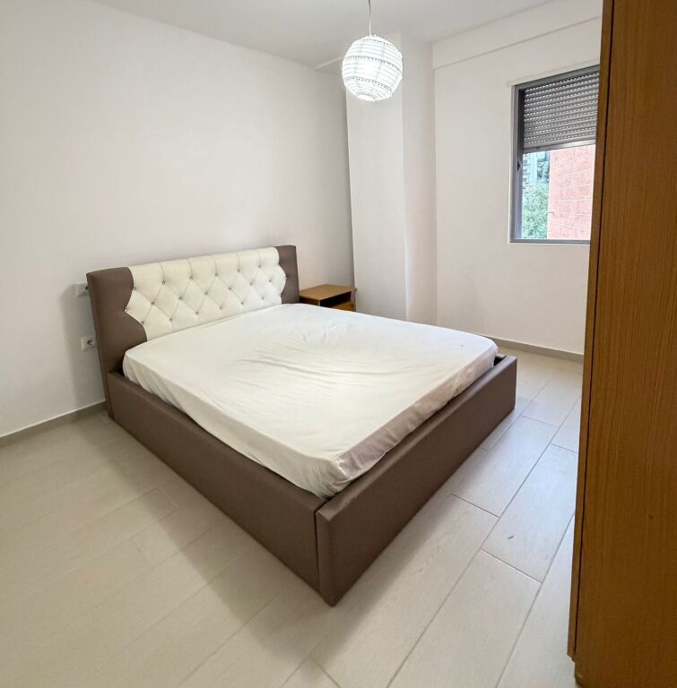Jepet me qera Apartamenti 2+1 , tek Kopshti Botanik prane Xhamise 400 mije leke