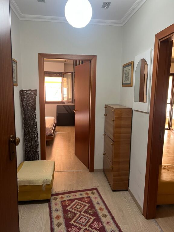 Jepet apartament me qira 1+1 Komuna e Parisit ,