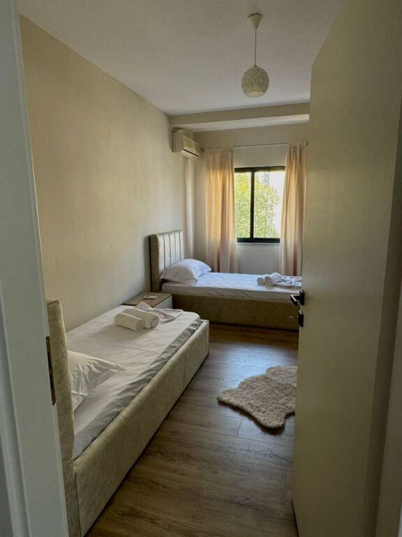 Via Jordan Misja, vicino alla Moschea, si affitta appartamento 2+1 arredato, 60.000 Leke