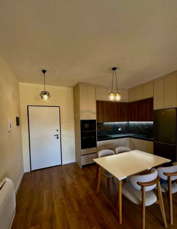 Jepet me Qera Apartament 2+1+2+Post në Rrugen 5 Maj.