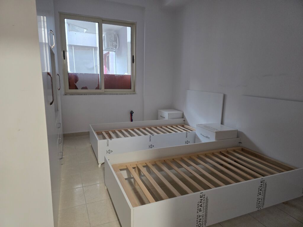 Jepet me qera 3+2 mobiluar ne fresk ashensor 45000 lek