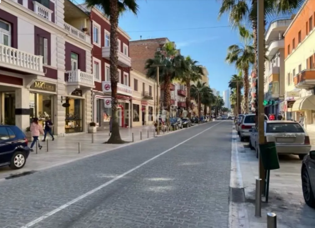 Vendesi due ville adiacenti l'una all'altra sul viale principale