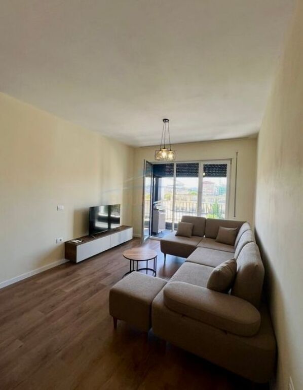Jepet me Qera Apartament 2+1+2+Post në Rrugen 5 Maj.