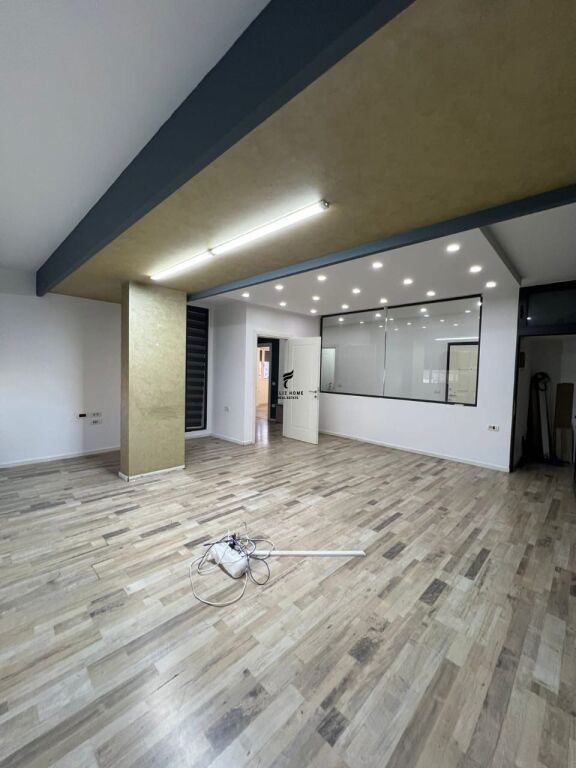 UFFICIO IN AFFITTO 110M2 PIAZZA WILLSON 140.000 LEKE FH-72511