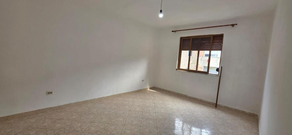 Shitet Apartament 1+1 ne Kombinat