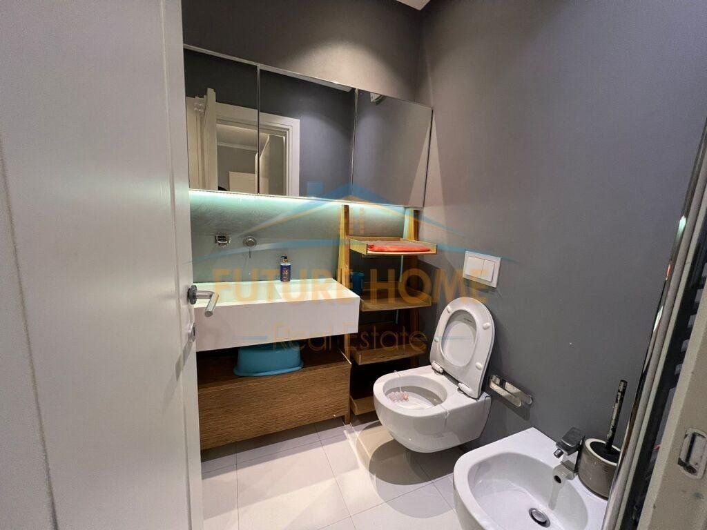 Shitet, Apartament 2+1+2, ish Parku i Autobuzave,Tiranë