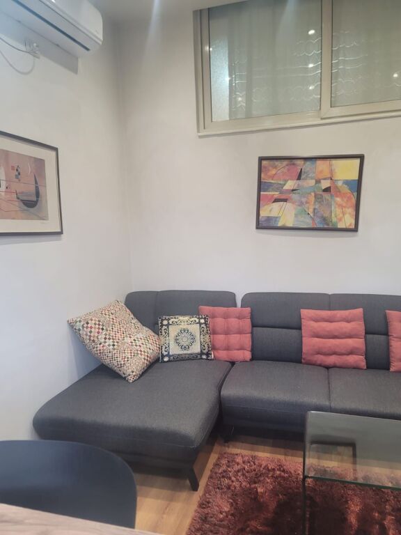 Jepet me qera Apartamenti 1+1 , Qender mbas 9-katesheve tek Tirana Parking 600 euro
