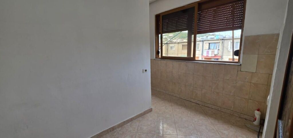 Shitet Apartament 1+1 ne Kombinat